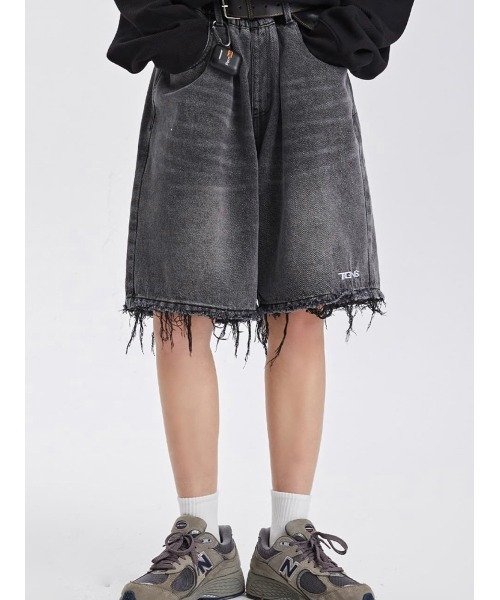 TGNS(ツーガンズ)の「【TGNS/ツーガンズ】DAMAGE WIDE HALF DENIM/ワイドパンツ ハーフパンツ ワイドデニム デニムパンツ ショーツ ダメージパンツ 切りっぱなし(デニムパンツ・メンズ・ブラック/ブルー・L/M)」の4枚目の写真