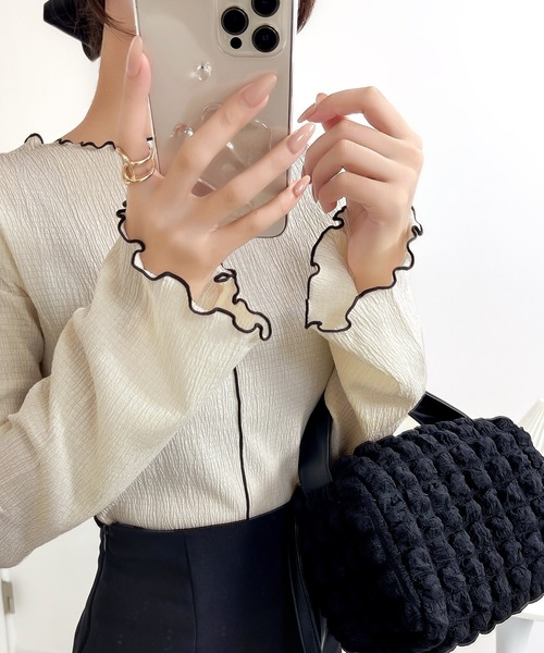 classicalelf（クラシカルエルフ）の「一枚で美人見え。2way配色メロウシャーリングトップス(長袖)（Tシャツ/カットソー・レディース・ブラック/ブルー/アイボリー/グレイッシュベージュ・SMALL/MEDIUM/LARGE/X-LARGE）」の13枚目の写真