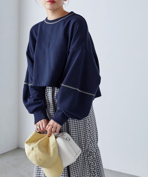 forksy.（フォルクシー）の「【forksy.】配色ステッチショート丈ボリュームスリーブスウェットプルオーバー（スウェット・レディース・パープル/オートミール/ネイビー・FREE）」の3枚目の写真