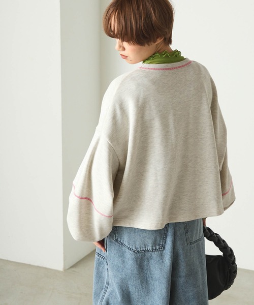 forksy.（フォルクシー）の「【forksy.】配色ステッチショート丈ボリュームスリーブスウェットプルオーバー（スウェット・レディース・パープル/オートミール/ネイビー・FREE）」の14枚目の写真