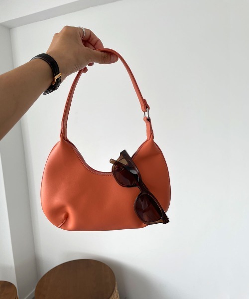marjour(マージュール)の「MINIMAL SHOULDER BAG(ショルダーバッグ・レディース・オフホワイト/ブラック/オレンジ/グリーン・FREE)」の4枚目の写真