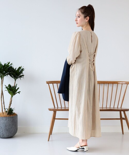 Ray BEAMS（レイビームス）の「Ray BEAMS / チェック バック レースアップ ワンピース（ワンピース・レディース・ベージュ/ラベンダー・0/1）」の9枚目の写真