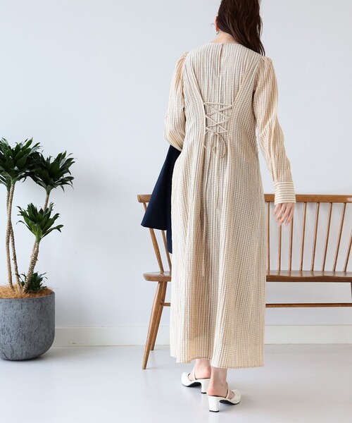 Ray BEAMS（レイビームス）の「Ray BEAMS / チェック バック レースアップ ワンピース（ワンピース・レディース・ベージュ/ラベンダー・0/1）」の6枚目の写真