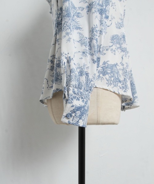フリル付きタック入りトワルドジュイプリントブラウス tocco closet（トッコ クローゼット）の「フリル付きタック入り