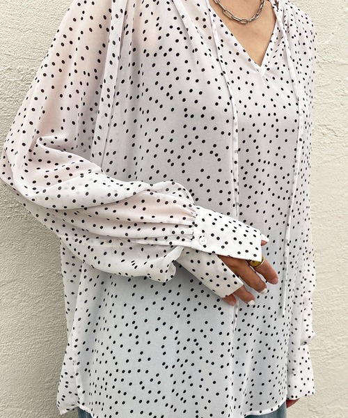 LOUNGEDRESS(ラウンジドレス)の「ドット2WAYギャザーブラウス LOUNGEDRESS(ラウンジドレス)の「ドット2WAYギャザーブラウス