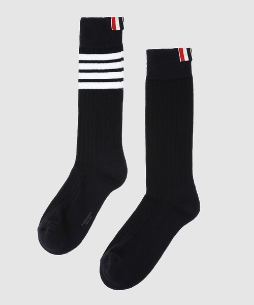 THOM BROWNE（トムブラウン）の「ATHLETIC MID CALF SOCKS IN LIGHTWEIGHT COTTON W/ 4 BAR（ソックス/靴下・メンズ・ブラック/ネイビー・ONE SIZE）」の2枚目の写真