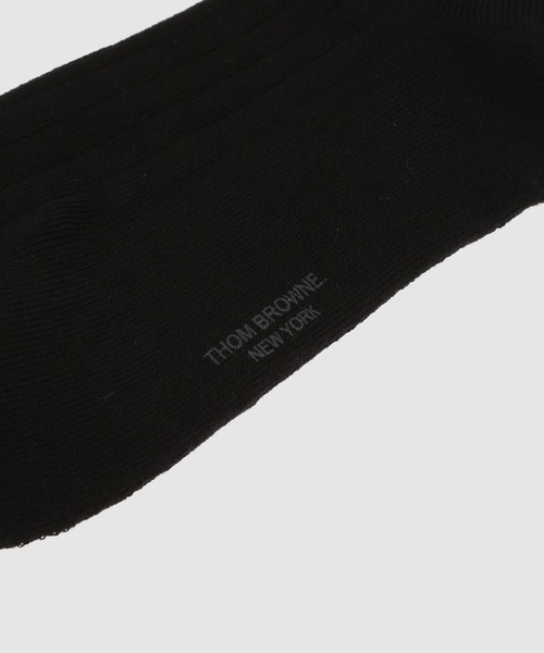 THOM BROWNE（トムブラウン）の「ATHLETIC MID CALF SOCKS IN LIGHTWEIGHT COTTON W/ 4 BAR（ソックス/靴下・メンズ・ブラック/ネイビー・ONE SIZE）」の3枚目の写真