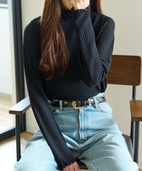 ECRIRE（エクリール）の「裾スリットポコポコシアーハイネックプルオーバー（Tシャツ/カットソー・レディース・ブラック/アイボリー/ダークブラウン・M）」の3枚目の写真