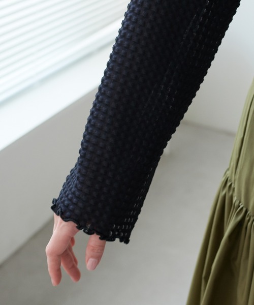 ECRIRE（エクリール）の「裾スリットポコポコシアーハイネックプルオーバー（Tシャツ/カットソー・レディース・ブラック/アイボリー/ダークブラウン・M）」の21枚目の写真