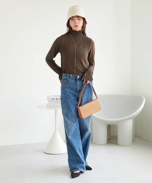 ECRIRE（エクリール）の「裾スリットポコポコシアーハイネックプルオーバー（Tシャツ/カットソー・レディース・ブラック/アイボリー/ダークブラウン・M）」の6枚目の写真