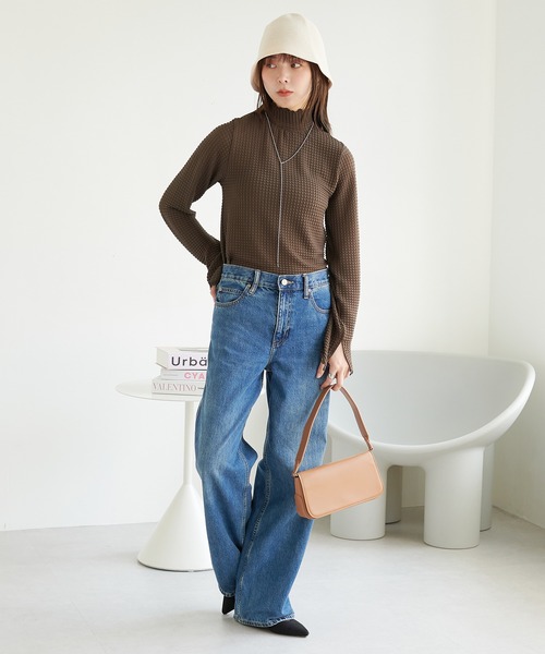 ECRIRE（エクリール）の「裾スリットポコポコシアーハイネックプルオーバー（Tシャツ/カットソー・レディース・ブラック/アイボリー/ダークブラウン・M）」の4枚目の写真