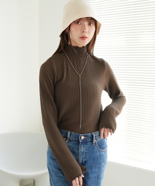 ECRIRE（エクリール）の「裾スリットポコポコシアーハイネックプルオーバー（Tシャツ/カットソー・レディース・ブラック/アイボリー/ダークブラウン・M）」の11枚目の写真