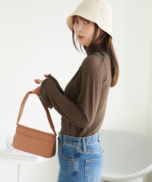 ECRIRE（エクリール）の「裾スリットポコポコシアーハイネックプルオーバー（Tシャツ/カットソー・レディース・ブラック/アイボリー/ダークブラウン・M）」の9枚目の写真