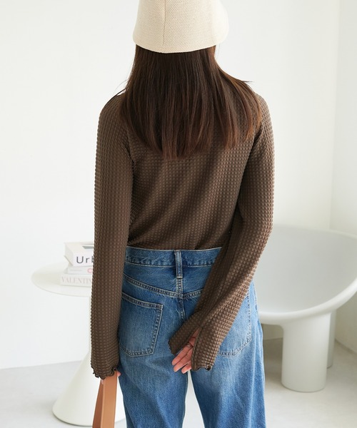 ECRIRE（エクリール）の「裾スリットポコポコシアーハイネックプルオーバー（Tシャツ/カットソー・レディース・ブラック/アイボリー/ダークブラウン・M）」の8枚目の写真