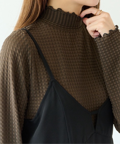 ECRIRE（エクリール）の「裾スリットポコポコシアーハイネックプルオーバー（Tシャツ/カットソー・レディース・ブラック/アイボリー/ダークブラウン・M）」の5枚目の写真