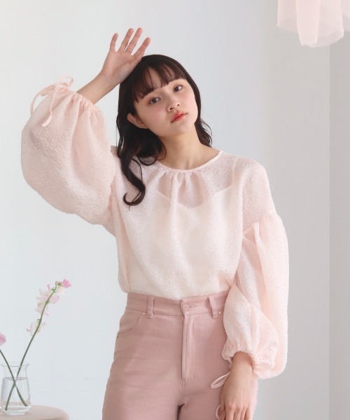 muguet（ミュゲ）の「emboss volume blouse（シャツ/ブラウス・レディース・ピンク/ホワイト・FREE）」の2枚目の写真