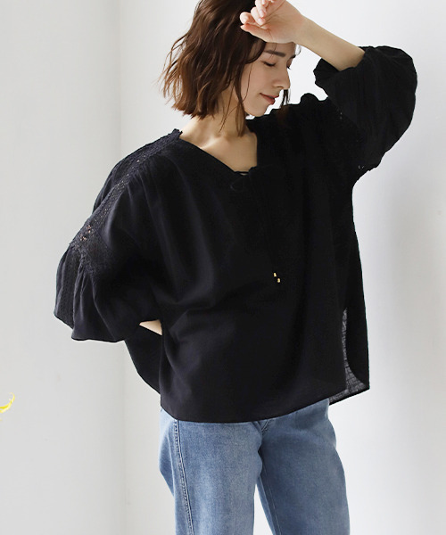 REAL CUBE（リアルキューブ）の「コットンスラブレースアップブラウス（シャツ/ブラウス・レディース・ブラック/オフホワイト・FREE）」の2枚目の写真