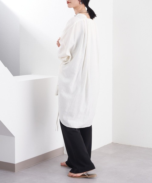 SHENERY（シーナリー）の「バンドカラーサイドギャザーシャツ（シャツ/ブラウス・レディース・アイボリー/ブラック・FREE）」の6枚目の写真