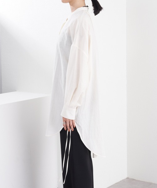 SHENERY（シーナリー）の「バンドカラーサイドギャザーシャツ（シャツ/ブラウス・レディース・アイボリー/ブラック・FREE）」の3枚目の写真