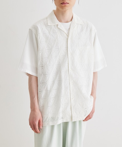 ADAM ET ROPE'(アダムエロペ)の「フロントレース オーバーサイズ オープンカラー ショートスリーブ シャツ(シャツ/ブラウス・メンズ・オフホワイト/ブルー系その他4/ダークブラウン・M/L)」の2枚目の写真