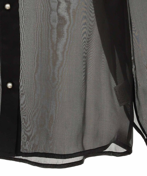 31 Sons de mode（トランテアン　ソン　ドゥ　モード）の「パール釦スリットスリーブシアーシャツ（シャツ/ブラウス・レディース・ブラック/ベージュ・36）」の5枚目の写真