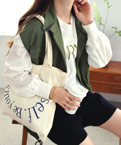 andme（アンドミー）の「フロッキーロゴプリントボリューム袖長袖Tシャツ（Tシャツ/カットソー・レディース・ベージュ系その他/ホワイト×ブラック/オフホワイト/ブラック/カーキ系/スミクロ・L/M）」の6枚目の写真