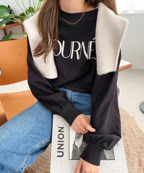 andme（アンドミー）の「フロッキーロゴプリントボリューム袖長袖Tシャツ（Tシャツ/カットソー・レディース・ベージュ系その他/ホワイト×ブラック/オフホワイト/ブラック/カーキ系/スミクロ・L/M）」の2枚目の写真