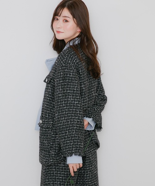 【新品タグ付き】HEYUMM ノーカラーツィードジャケット ホワイト・ブラック HEYUMM（ヘユム）の「ツィードノーカラージャケット（ノーカラー