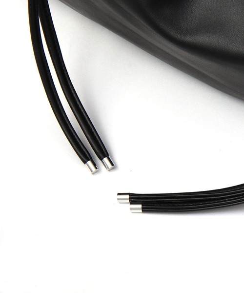 LAKOLE(ラコレ)の「FLハンドルギャザーショルダー / 990187(ショルダーバッグ・レディース・ブラック/オフホワイト/シルバー・FREE)」の6枚目の写真