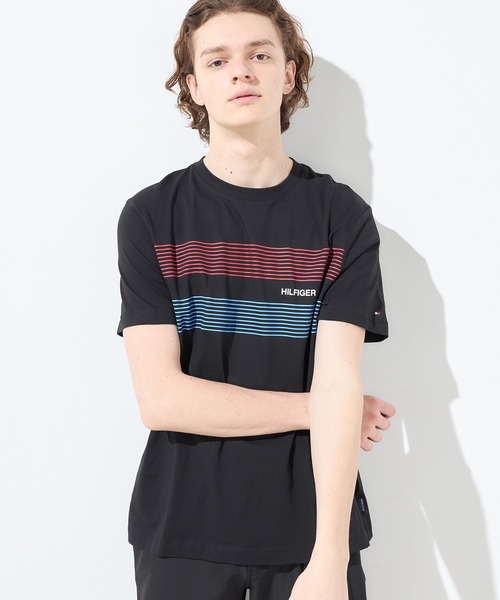 TOMMY HILFIGER（トミーヒルフィガー）の「【オンライン限定】【ユニセックス】チェストストライプTシャツ（Tシャツ/カットソー・メンズ・ブラック/ホワイト/ネイビー・SMALL/MEDIUM/LARGE/X-LARGE）」の4枚目の写真