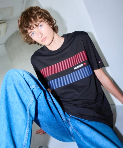 TOMMY HILFIGER（トミーヒルフィガー）の「【オンライン限定】【ユニセックス】チェストストライプTシャツ（Tシャツ/カットソー・メンズ・ブラック/ホワイト/ネイビー・SMALL/MEDIUM/LARGE/X-LARGE）」の17枚目の写真