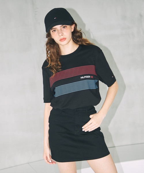 TOMMY HILFIGER（トミーヒルフィガー）の「【オンライン限定】【ユニセックス】チェストストライプTシャツ（Tシャツ/カットソー・メンズ・ブラック/ホワイト/ネイビー・SMALL/MEDIUM/LARGE/X-LARGE）」の22枚目の写真