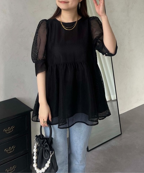 prose verse（プロズヴェール）の「パフスリーブスクエアメッシュペプラムブラウス（シャツ/ブラウス・レディース・オフホワイト/ブラック・MEDIUM）」の14枚目の写真