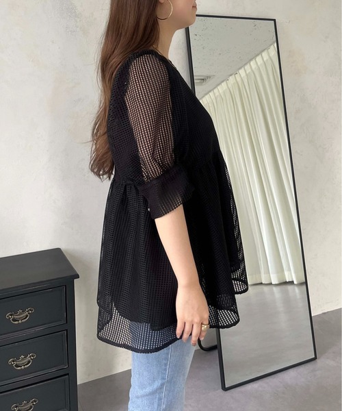 prose verse（プロズヴェール）の「パフスリーブスクエアメッシュペプラムブラウス（シャツ/ブラウス・レディース・オフホワイト/ブラック・MEDIUM）」の19枚目の写真