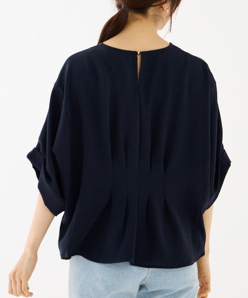 INCEDE（インシード）の「ドルマンスリーブ バックタックブラウス（シャツ/ブラウス・レディース・オフホワイト/ブラック/カーキ/グレイッシュベージュ/カーキブラウン/ネイビー/ライトグリーン/ベージュ/ブラウン・3L/4L/LL/M/L）」の9枚目の写真