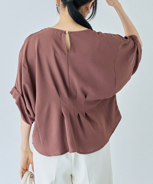 INCEDE（インシード）の「ドルマンスリーブ バックタックブラウス（シャツ/ブラウス・レディース・オフホワイト/ブラック/カーキ/グレイッシュベージュ/カーキブラウン/ネイビー/ライトグリーン/ベージュ/ブラウン・3L/4L/LL/M/L）」の4枚目の写真