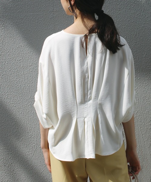 INCEDE（インシード）の「ドルマンスリーブ バックタックブラウス（シャツ/ブラウス・レディース・オフホワイト/ブラック/カーキ/グレイッシュベージュ/カーキブラウン/ネイビー/ライトグリーン/ベージュ/ブラウン・3L/4L/LL/M/L）」の15枚目の写真