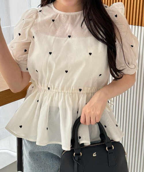 OLIVE des OLIVE（オリーブデオリーブ）の「ハート刺繍ペプラムブラウス　1041040130（シャツ/ブラウス・レディース・オフホワイト/サックスブルー/ブラック・FREE）」の2枚目の写真