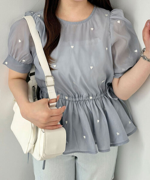 OLIVE des OLIVE（オリーブデオリーブ）の「ハート刺繍ペプラムブラウス　1041040130（シャツ/ブラウス・レディース・オフホワイト/サックスブルー/ブラック・FREE）」の3枚目の写真