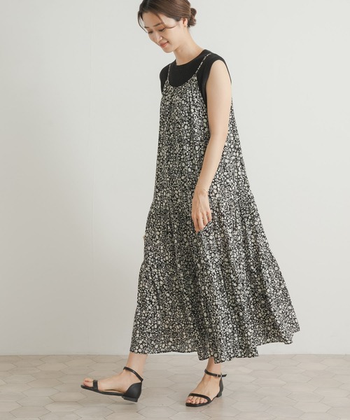 URBAN RESEARCH DOORS（アーバンリサーチドアーズ）の「リトルフラワープリーツキャミワンピース（ワンピース・レディース・ネイビー/ブラック・MEDIUM）」の1枚目の写真