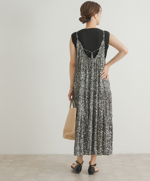 URBAN RESEARCH DOORS（アーバンリサーチドアーズ）の「リトルフラワープリーツキャミワンピース（ワンピース・レディース・ネイビー/ブラック・MEDIUM）」の7枚目の写真