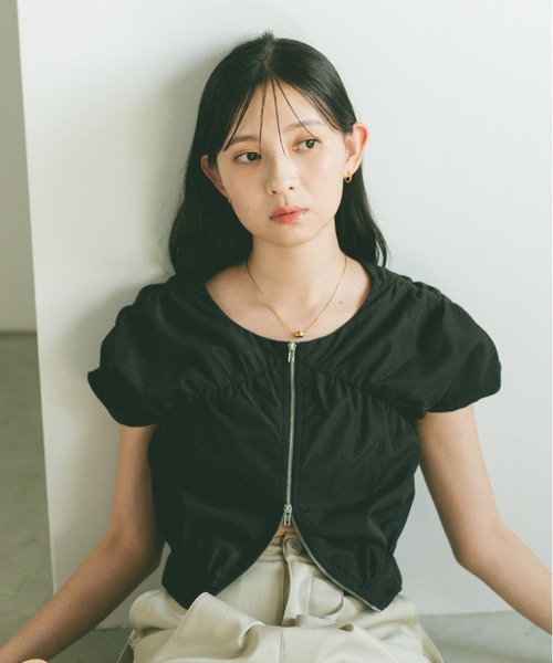 VANNIE U(ヴァニーユー)の「2WAYダブルジップギャザーブラウス(シャツ/ブラウス・レディース・ホワイト/ブラック・FREE)」の1枚目の写真