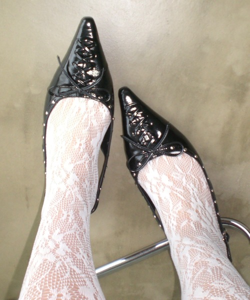 SHAGGIE（シャギー）の「レースアップスタッズ付きとんがりパンプス