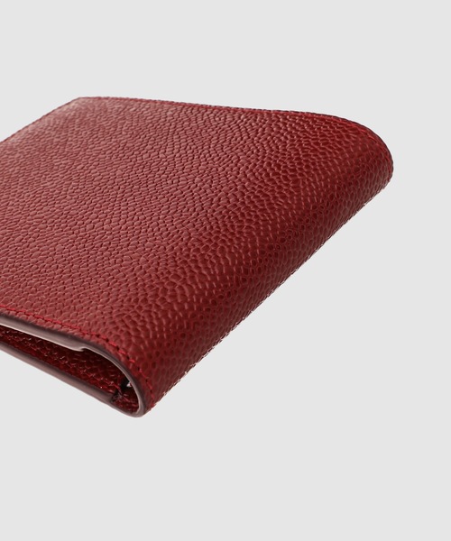 THOM BROWNE（トムブラウン）の「BILLFOLD IN PEBBLE GRAIN LEATHER（財布・メンズ・バーガンディー・ONE SIZE）」の3枚目の写真