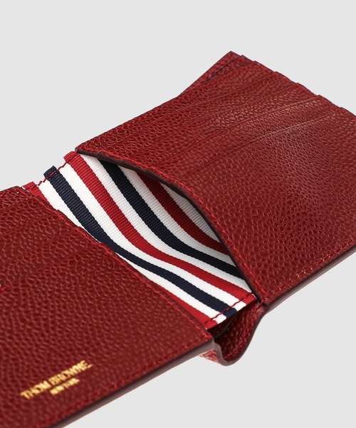 THOM BROWNE（トムブラウン）の「BILLFOLD IN PEBBLE GRAIN LEATHER（財布・メンズ・バーガンディー・ONE SIZE）」の6枚目の写真