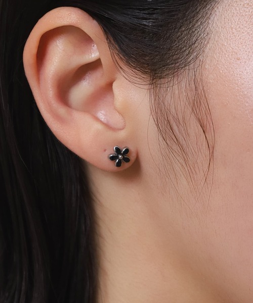 LHME（エルエイチエムイー）の「【WEB限定】“Moment”フラワーピアス/ブラック/サージカルステンレス（金属アレルギー対応）【LHME / エルエイチエムイー】（ピアス（両耳用）・レディース・シルバー/ゴールド・ONE SIZE）」の2枚目の写真