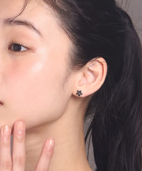 LHME（エルエイチエムイー）の「【WEB限定】“Moment”フラワーピアス/ブラック/サージカルステンレス（金属アレルギー対応）【LHME / エルエイチエムイー】（ピアス（両耳用）・レディース・シルバー/ゴールド・ONE SIZE）」の6枚目の写真