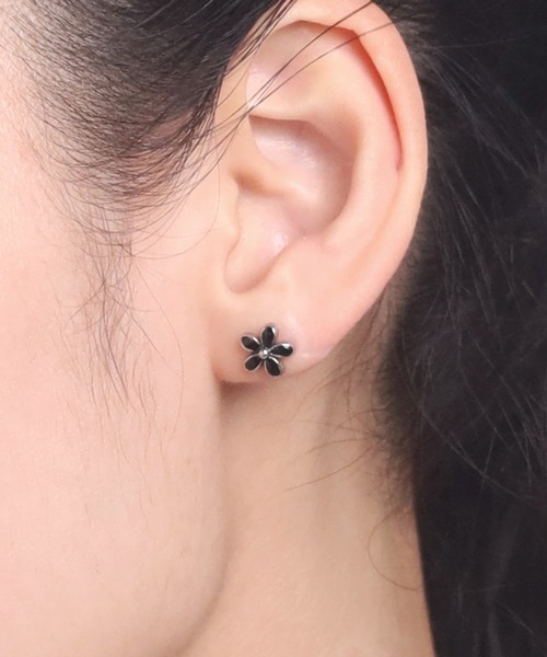 LHME（エルエイチエムイー）の「【WEB限定】“Moment”フラワーピアス/ブラック/サージカルステンレス（金属アレルギー対応）【LHME / エルエイチエムイー】（ピアス（両耳用）・レディース・シルバー/ゴールド・ONE SIZE）」の7枚目の写真