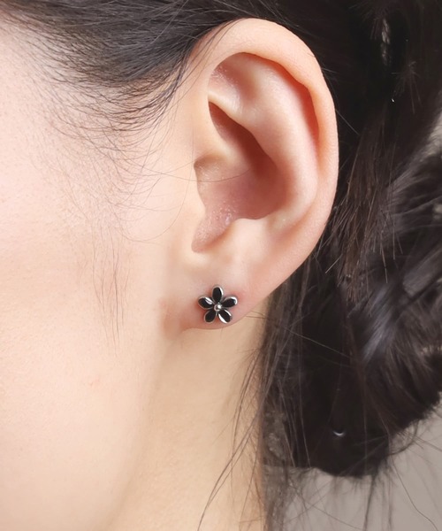 LHME（エルエイチエムイー）の「【WEB限定】“Moment”フラワーピアス/ブラック/サージカルステンレス（金属アレルギー対応）【LHME / エルエイチエムイー】（ピアス（両耳用）・レディース・シルバー/ゴールド・ONE SIZE）」の15枚目の写真