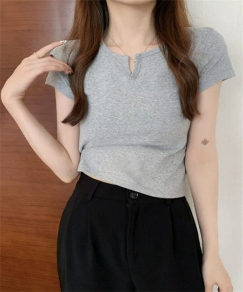 FREE STYLISTS（フリー スタイリスト）の「スリットネック  ショート丈Tシャツ（Tシャツ/カットソー・レディース・グレー/ブラック/ホワイト・L/M/XL）」の3枚目の写真